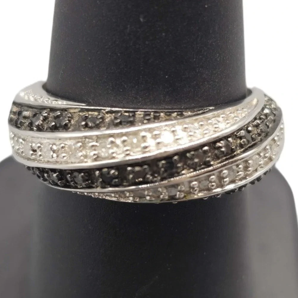 .925 SILVER .33CTW BLACK & WHITE DIAMOND RING SIZE 7 4.7G (GNH022796)